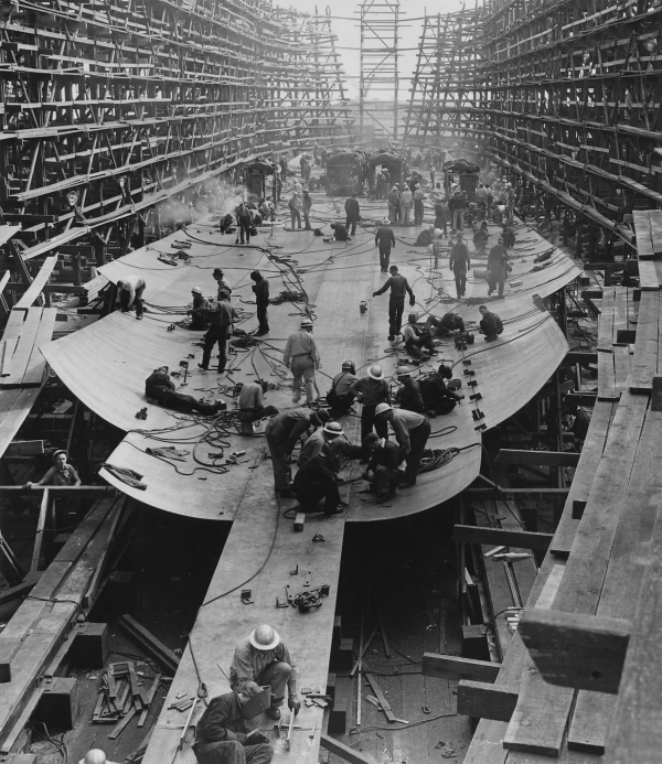 Image of shipyard workers